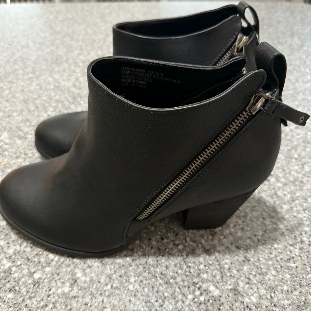NWT Torrid size 11W black side zip booties with heel